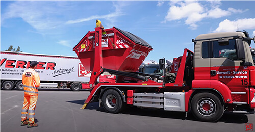 Absetzkipper beim Entladen mit Person