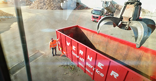 Entsorgungs-Container im Hof
