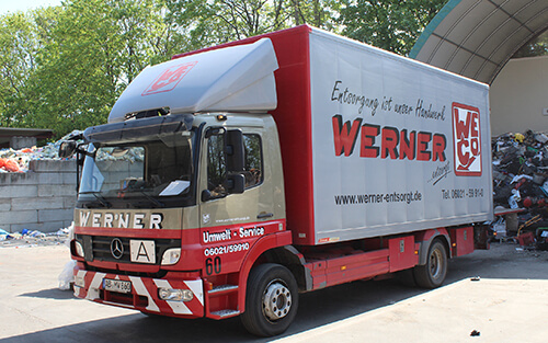 LKW mit Hebebühne von Werner für die Entsorgung