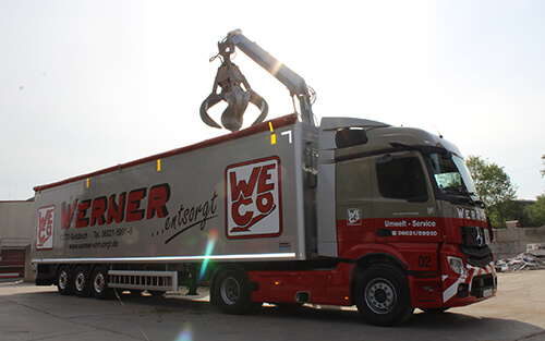 Entsorgungsfahrzeug mit Greifer